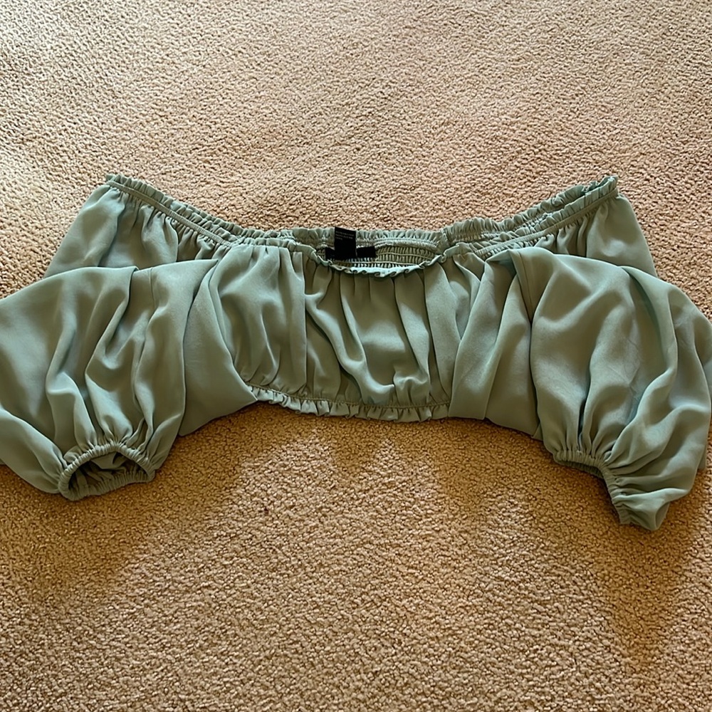 Green flowy long sleeve crop top